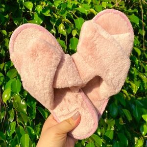 PINK FAUX FUR CRISS CROSS SLIDE SLIPPERS